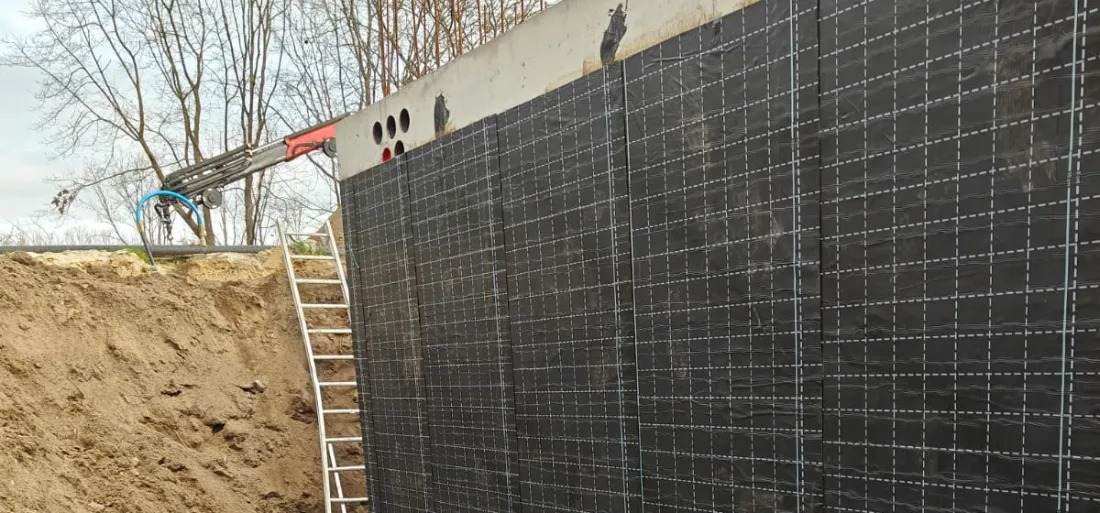 Kelderwand in een bouwput, volledig bekleed met 842 Aqua-Shield XT