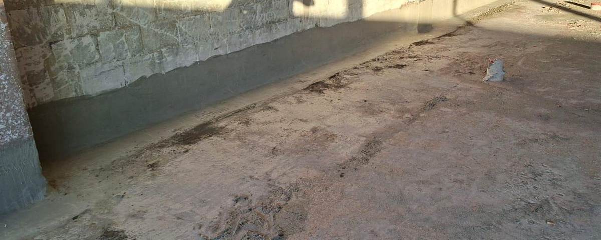 Binnenmuur met het 850 Aqua-Lock systeem aangebracht op de muurvoet en de kimnaad