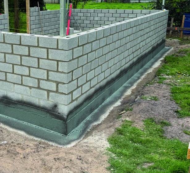Funderingsmuur in betonblokken met 862 Aqua-Coat 2K aangebracht op de voet van de muur